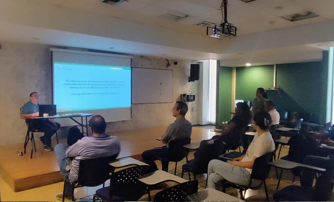Profesores de matemáticas se preparan para enseñar a estudiantes con discapacidad visual