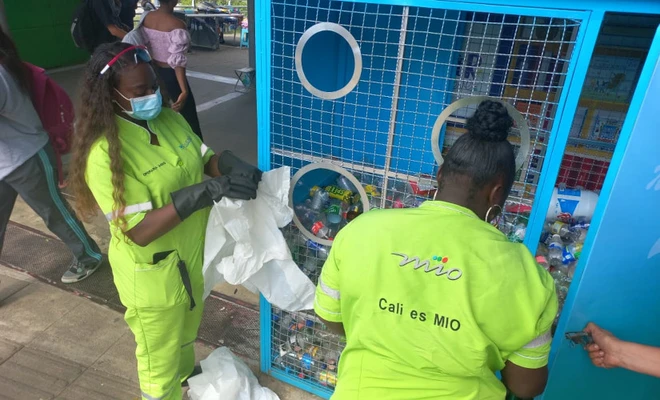 Pasajeros utilizan los eco-contenedores instalados en las terminales del MIO
