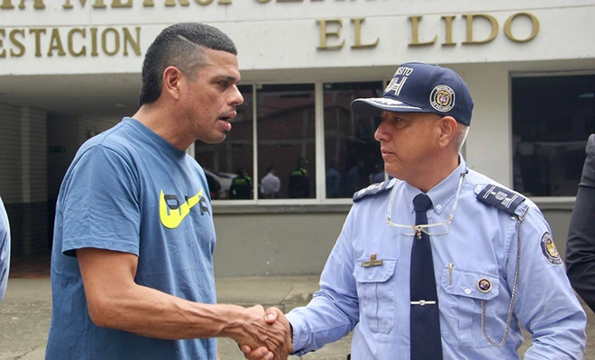 Un acto de reconciliación: ciudadano ofrece disculpas públicas tras agredir a un agente de tránsito