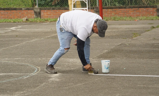 ‘Junior’, el operario de mantenimiento que le cambia la cara a los escenarios deportivos comunitarios de Cali