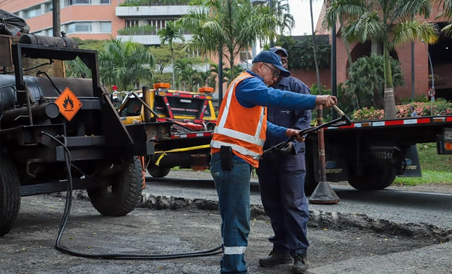 ¡Buenas noticias! Alcaldía de Alejandro Eder abre licitación para recuperar vías estratégicas en la Comuna 2