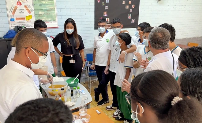Aprender haciendo: Estudiantes de Instituciones Educativas Oficiales de Cali fabrican jabón a partir de  aceite reciclado