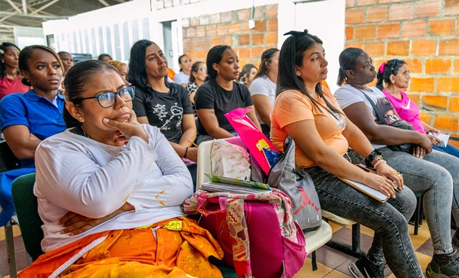 Cuadrilla Rosa de la Secretaría de Infraestructura inicia capacitaciones para instalar adoquines en barrios vulnerables de Cali