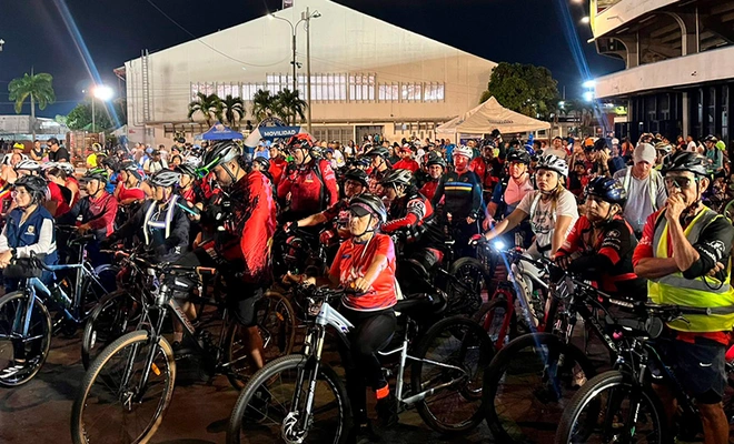 Cali celebra sus 489 años con bicipaseo nocturno por sus calles emblemáticas