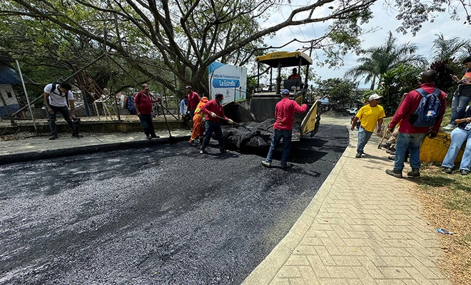¡Del abandono al progreso! Alcaldía de Cali pavimenta importante vía de acceso la parte alta de Siloé, sector La Estrella