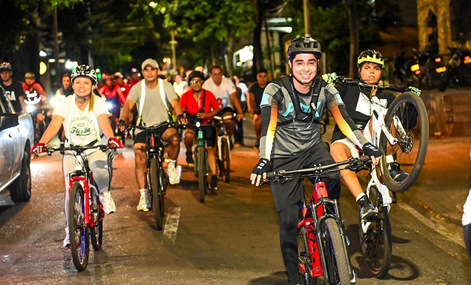 Por su cumpleaños 489, Cali rodó de noche con un exitoso ‘Bicipaseo’