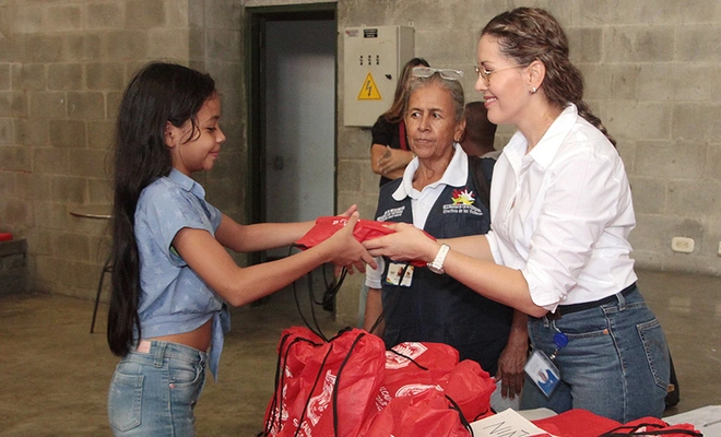 Víctimas del conflicto armado recibieron kits escolares