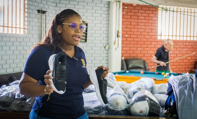 A Cali la recuperamos protegiendo a las personas mayores: Alcaldía entrega más de 600 kits de cuidado