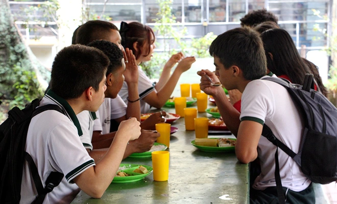 Cali fortalece la permanencia escolar con inversión estratégica en transporte y alimentación escolar