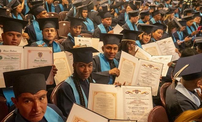 Más de 2500 jóvenes caleños ya están ‘En la Buena’: 438 se graduaron como bachilleres en el primer semestre de 2025