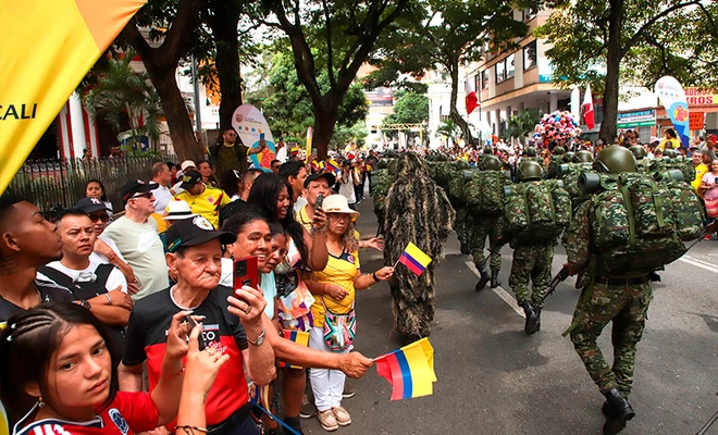 Con patriotismo puro, los caleños acompañaron a la Fuerza  Pública en el Desfile de la Independencia