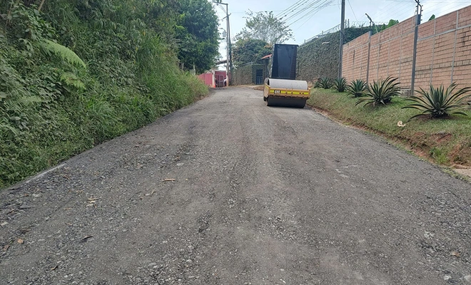 Vecinos del Callejón Anchicayá celebran la recuperación de su vía principal por parte de la administración Eder