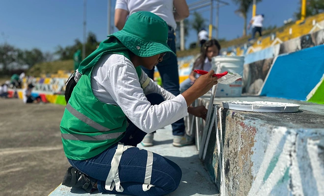 ¡Llano Verde florece en el cumpleaños de Cali! Comunidad y autoridades embellecen el Parque del Amor