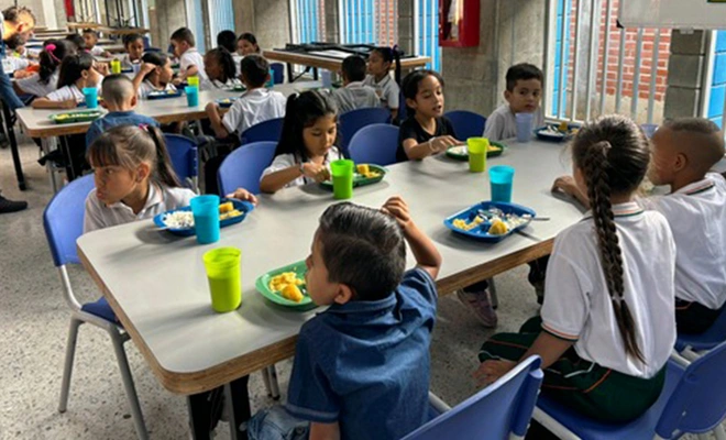 Cali avanza en educación con servicios garantizados de alimentación y transporte escolar hasta 2026