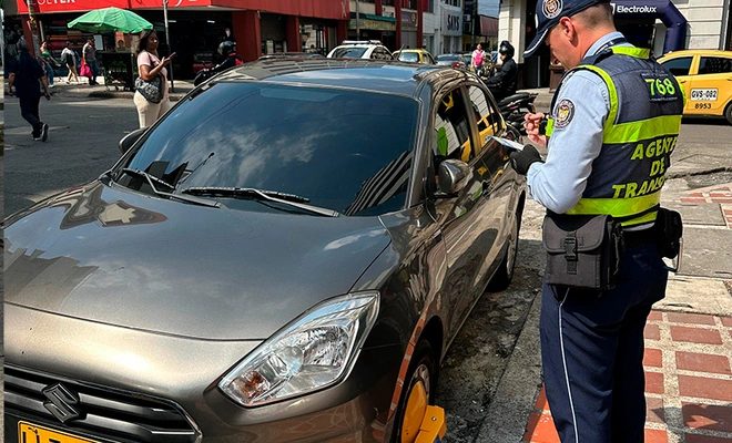 Entra en fase sancionatoria el uso de cepos para carros y motos mal  parqueados en Cali