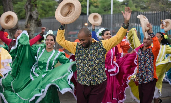26 municipios marchan al ritmo de su cultura en el Desfile de Colonias del Pacífico