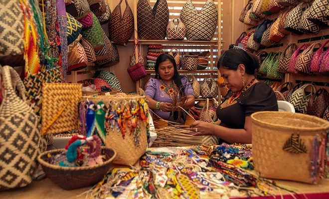 Mujeres de saberes ancestrales que tejen desarrollo: un souvenir del Pacífico para el mundo en el Festival de Música Petronio Álvarez