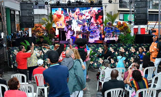 El descentralizado del Petronio en la Plaza de Cayzedo reunió a cientos de caleños y visitantes entre música, danza y gastronomía del Pacífico