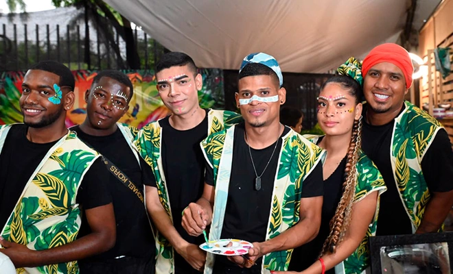La historia de los únicos hombres peinadores que participan en el Festival Petronio Álvarez