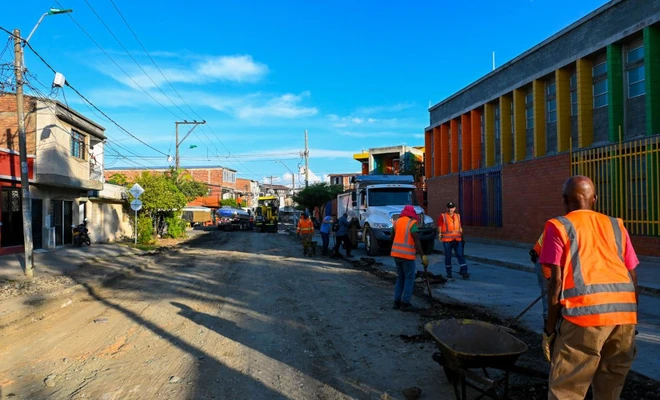 Tras una más de una década de deterioro, Alcaldía recupera importante vía en Primitivo Crespo