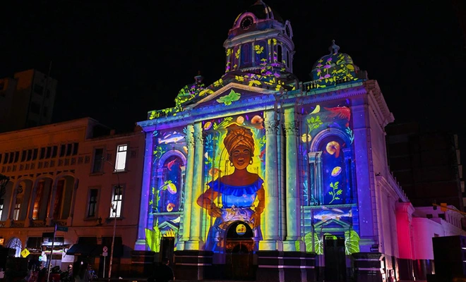 La magia del Pacífico iluminó la Catedral de San Pedro