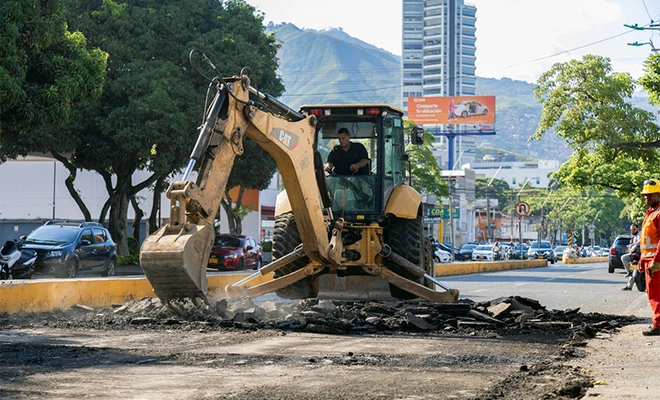 Comuna 18 saldrá del abandono; este 2025 la Alcaldía Eder pavimentará 10 tramos viales críticos solicitados por la ciudadanía