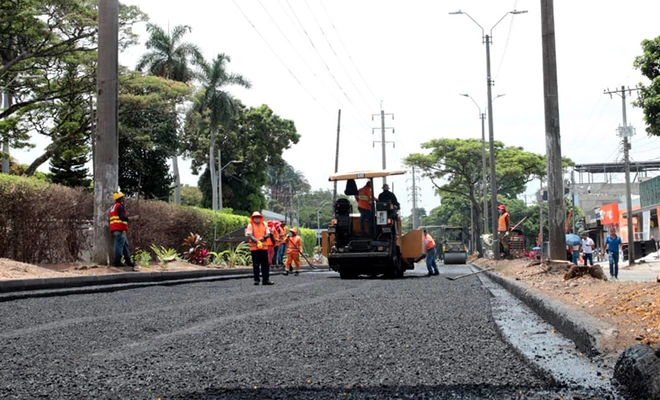 14 cuadrillas trabajan para recuperar la malla vial de Cali
