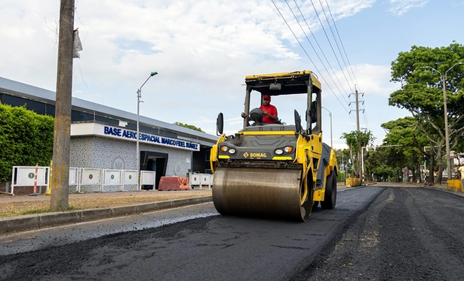 Alcaldía Eder avanza con la pavimentación de la carrera octava en el barrio La Base e intensifica su apoyo a vecinos del sector