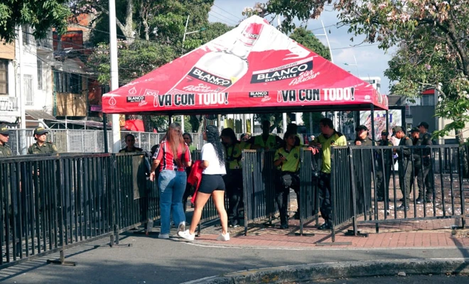 Marcha de hinchas del América sobre la calle 5 transcurrió en completa calma