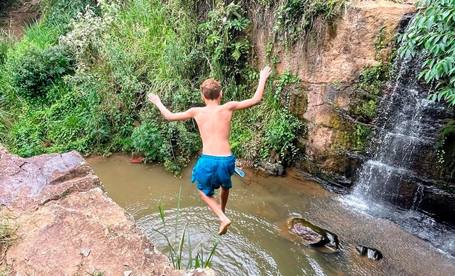 Comunidad y Alcaldía de Cali recuperan una quebrada en zona de ladera