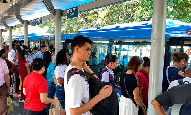 Así avanza el ‘Día sin carro’: el MIO responde con eficiencia desde la estación Universidades, en el sur de Cali
