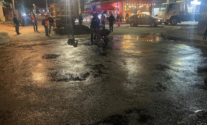 Tramo vial crítico del barrio Santa Mónica Popular fue recuperado por la cuadrilla nocturna de la Secretaría de Infraestructura