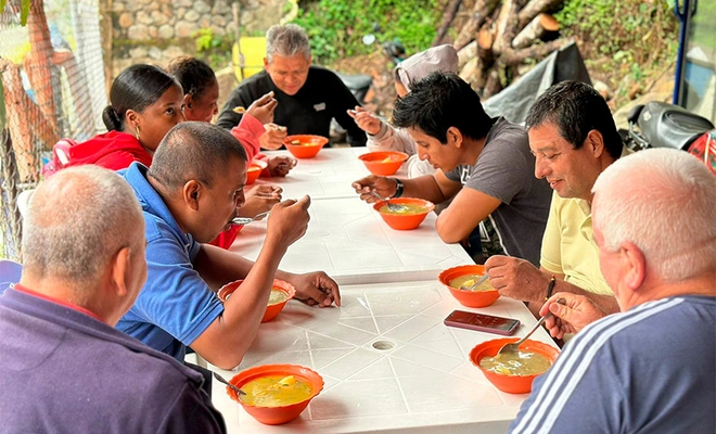 Un plato de esperanza en Cali: La solidaridad que recupera con amor a la ciudad