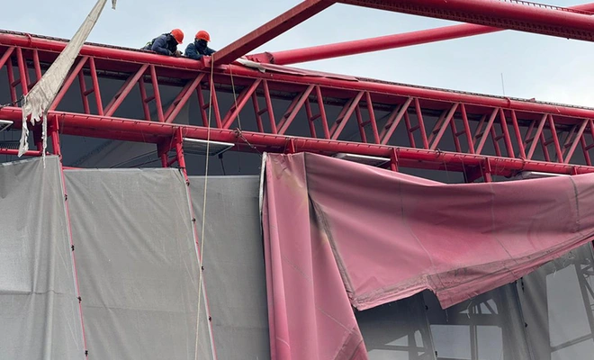 Inició el cambio de la lona deteriorada en el Coliseo ‘Miguel Calero’: Alcaldía de Cali hace cumplir la póliza