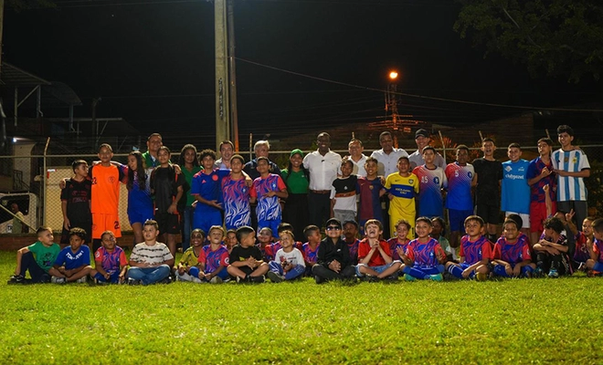 De la oscuridad al deporte: Alcaldía recupera cancha de San Carlos y avanza en la modernización del alumbrado público