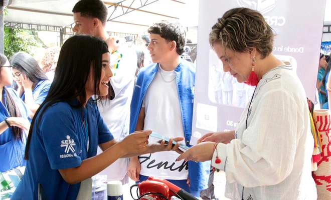 Estudiantes demuestran su talento en la feria ‘Market Fest Semillas de Emprendimiento 2025’