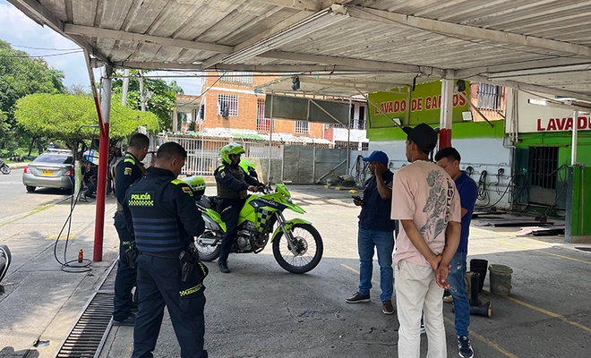Autoridades despliegan operativos de control del recurso hídrico en lavaderos de carros de la Comuna 21