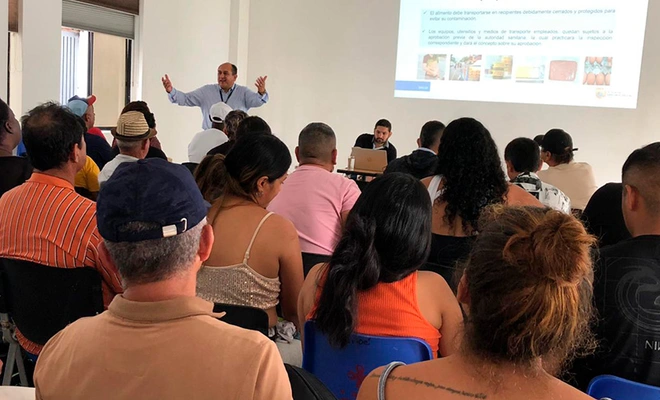 Cali capacita a sus vendedores informales para brillar con el  ‘Alumbrado Navideño de 2025’