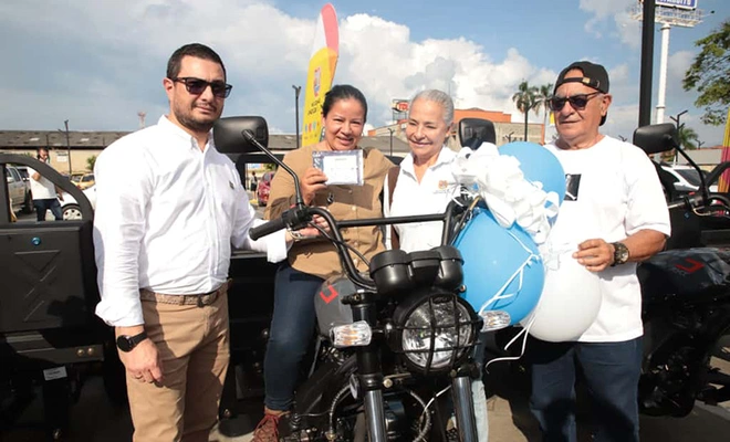 Cali fortalece el reciclaje con la entrega de siete nuevos moto-cargueros a organizaciones de recicladores de oficio