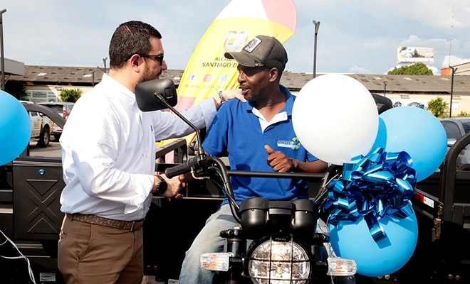 ‘Del costal al motor’: Alcaldía entrega moto-cargueros y acelera la  dignificación de los héroes ambientales en Cali