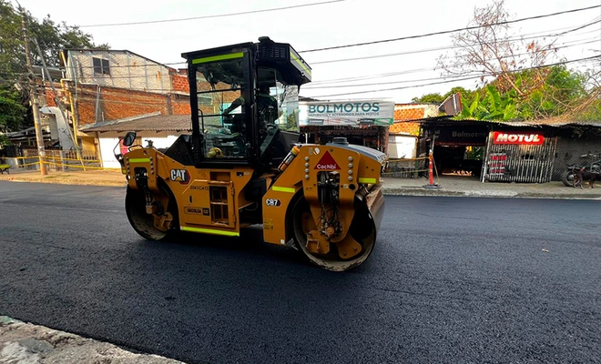 Vías de acceso al hospital Mario Correa Rengifo salen del abandono gracias a obras de pavimentación de la alcaldía Eder