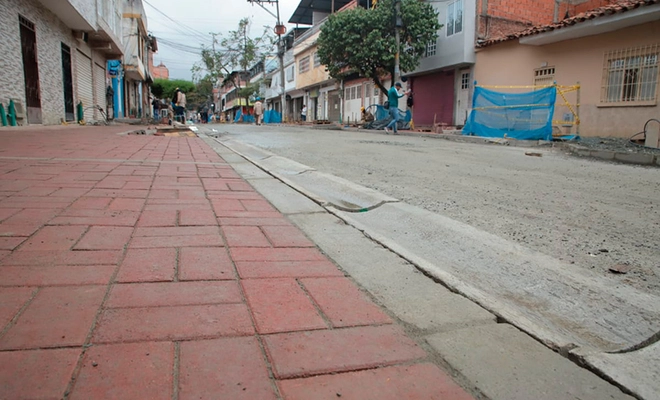 Cali acelera su recuperación: ya se están adoquinando las vías del barrio Obrero