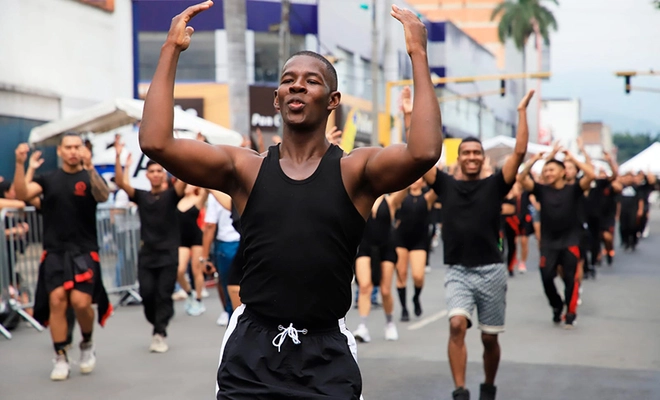 Escuelas de baile alegran el corredor de la Calle 25 durante los ensayos del Salsódromo