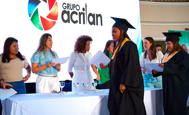 Cali fortalece su talento laboral con la graduación de  183 personas en confección industrial