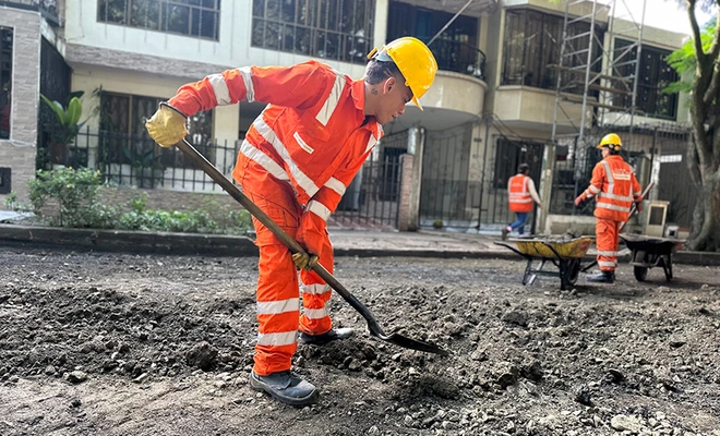 ¡Ciudad 2000 se recupera! Alcaldía Eder avanza la restauración de las vías de este emblemático barrio de Cali