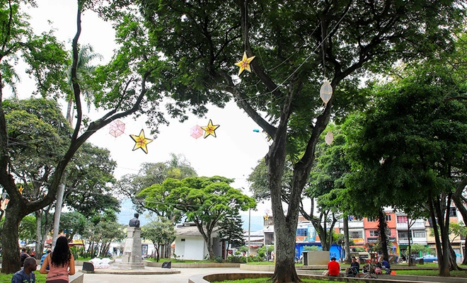Con el alumbrado en el parque y la Calle de la Feria, la gente del barrio Obrero calienta motores para vivir su mejor diciembre