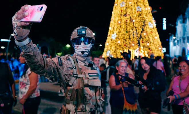‘La sucursal de la Navidad’ sigue brillando: Alcaldía de Cali respalda a vendedores informales y artistas en el alumbrado