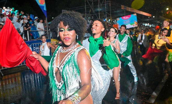 Ni la lluvia detuvo a los bailarines caleños: brillo y resiliencia en la Autopista Suroriental