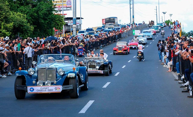 Cali rodó con su historia a través de 200 joyas en el Desfile de Autos Clásicos y Antiguos en la versión 68 de la Feria de Cali