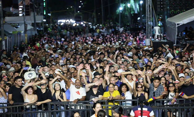Caleños y turistas disfrutaron, a ritmo de salsa, los dos días en la ‘Calle de la Feria’